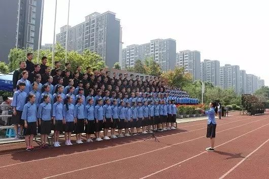 成都三十七中一年的學費是多少？