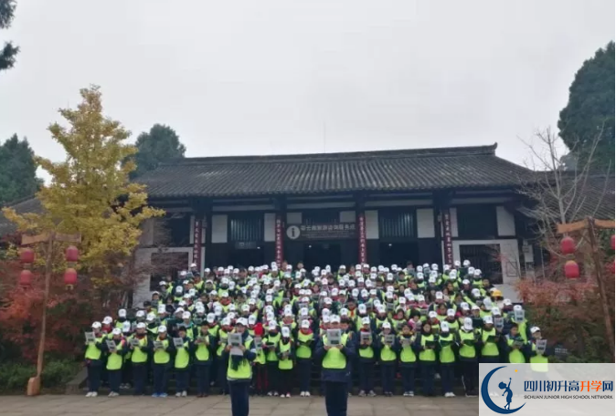成都教科院附屬學(xué)校一年的學(xué)費(fèi)是多少？