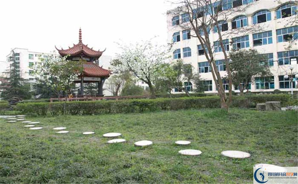 都江堰外國語實驗學校的初升高分數(shù)線是多少？