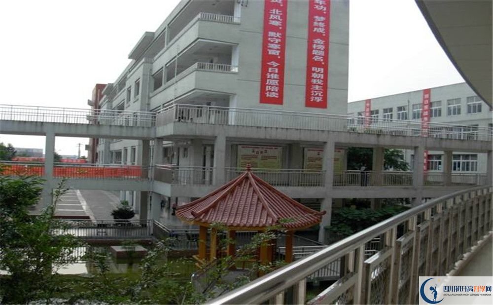 中考成都市龍泉中學(xué)的招生分?jǐn)?shù)線是多少？