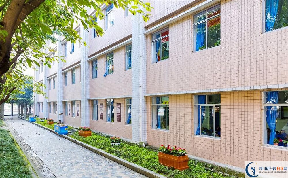 成都市第四十九中學(xué)的高中住宿好不好？