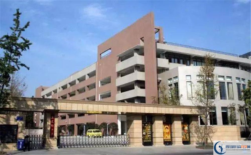 成都市田家炳中學(xué)的高中住宿好不好？