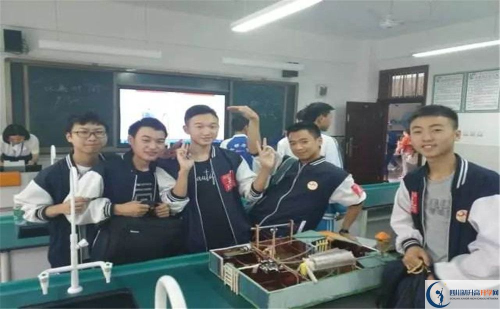 賈家中學(xué)一學(xué)期的學(xué)費(fèi)是多少？