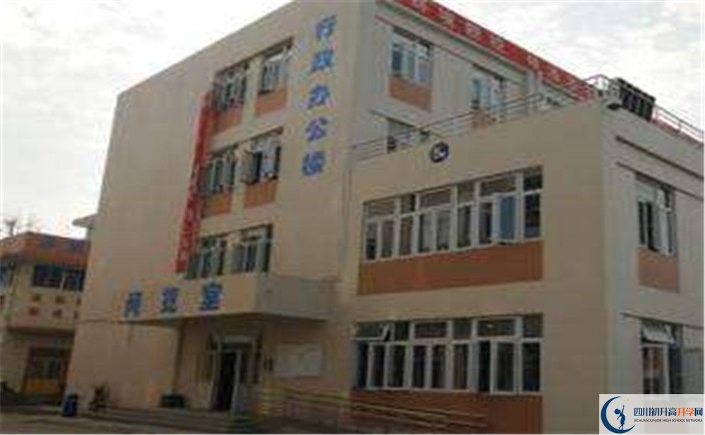 蜀城中學(xué)一學(xué)期的學(xué)費(fèi)是多少？