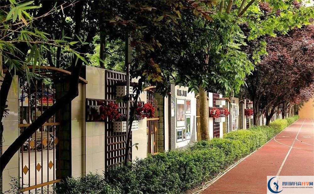 成都大學(xué)附屬中學(xué)一期的學(xué)費是多少？