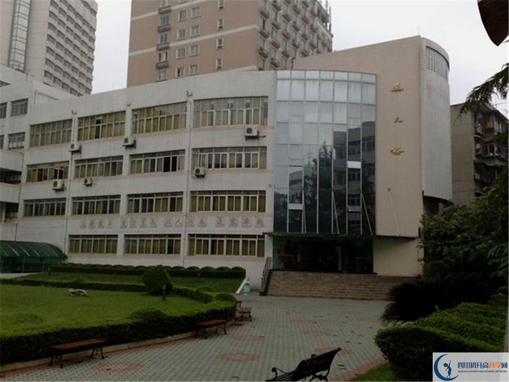 成都市鹽道街中學的分數(shù)線大概是多少？