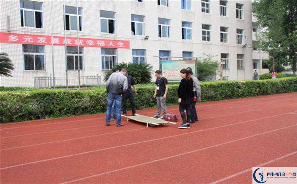 近幾年洛帶中學高中錄取的分數(shù)線是多少？