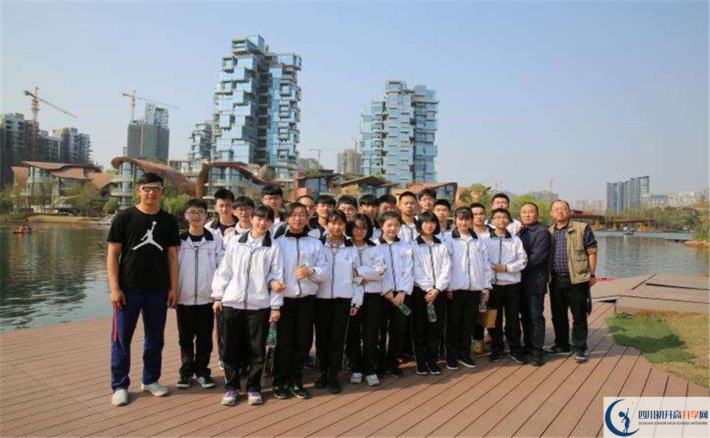 近幾年鹽道街外國語學(xué)校高中錄取的分數(shù)線是多少？