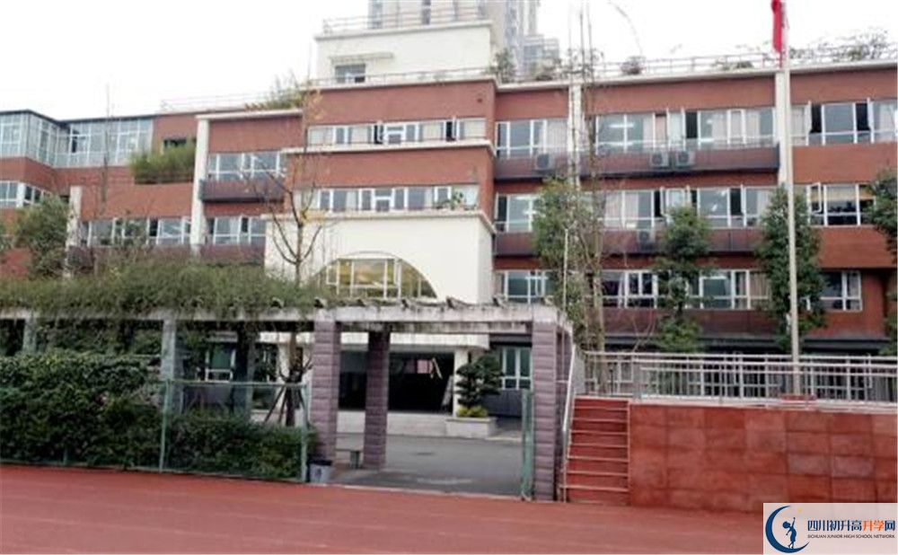 成都七中八一學(xué)校的住宿費(fèi)用是多少？