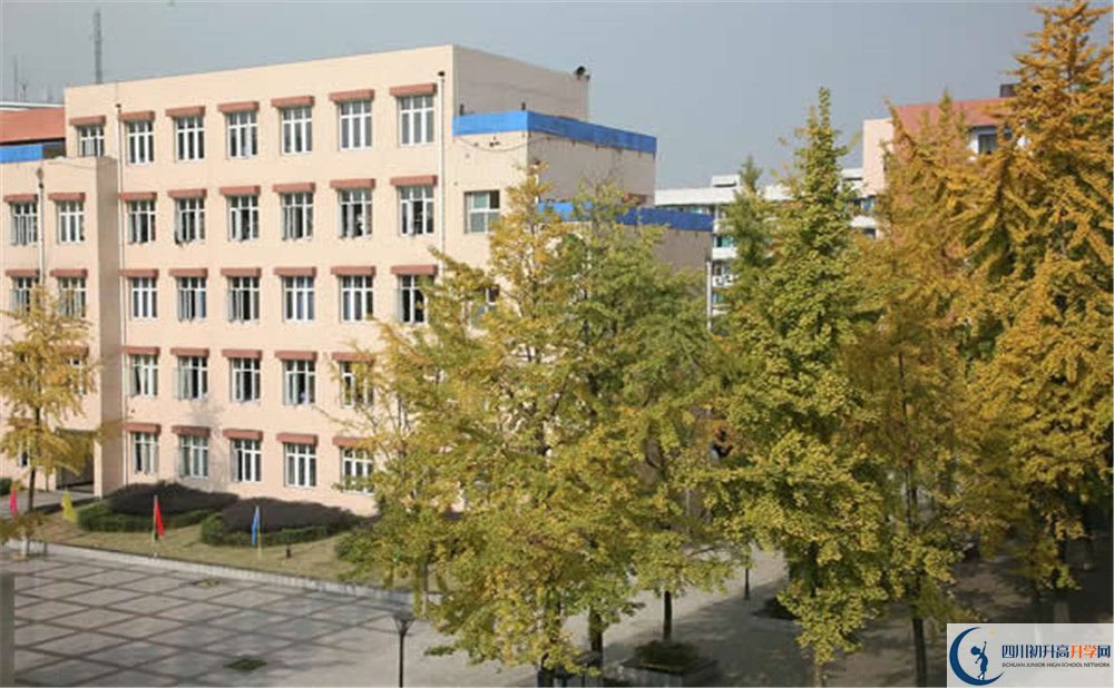 成都西藏中學(xué)的高中住宿怎么樣？