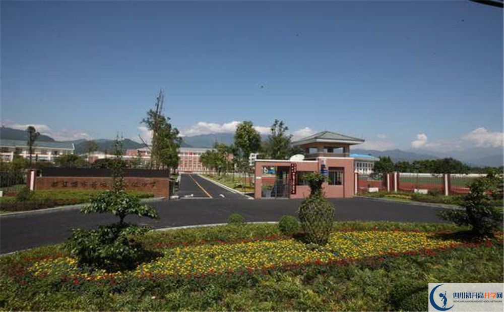 青城山高級中學(xué)的高中住宿怎么樣？