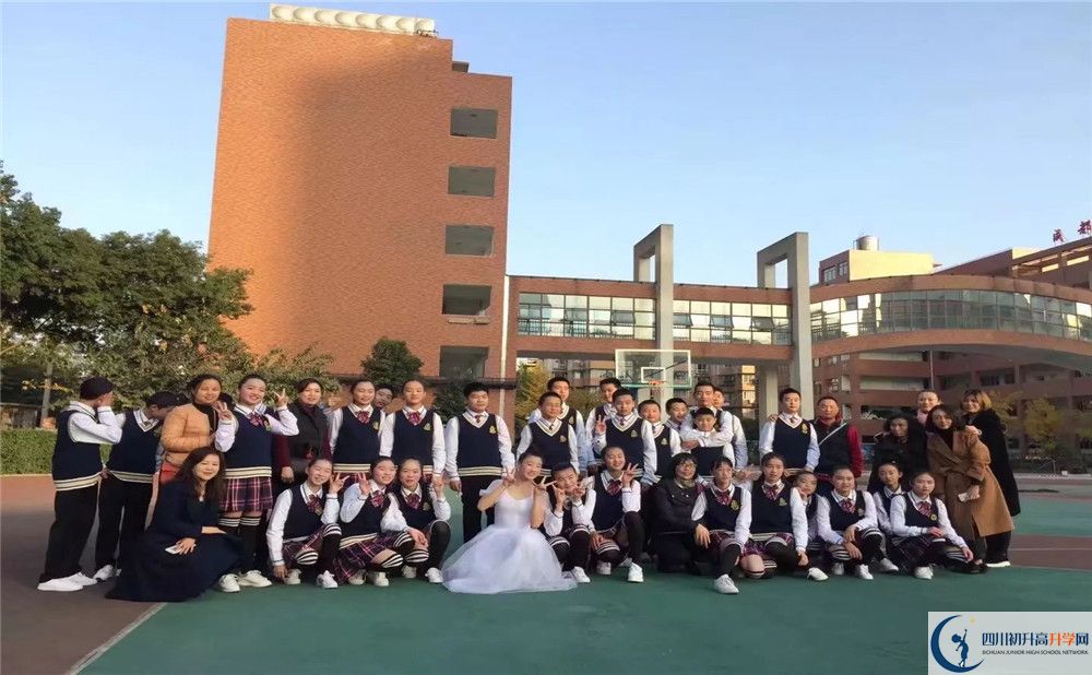 成都十二中（四川大學(xué)附屬中學(xué)）是私立收費(fèi)嗎？