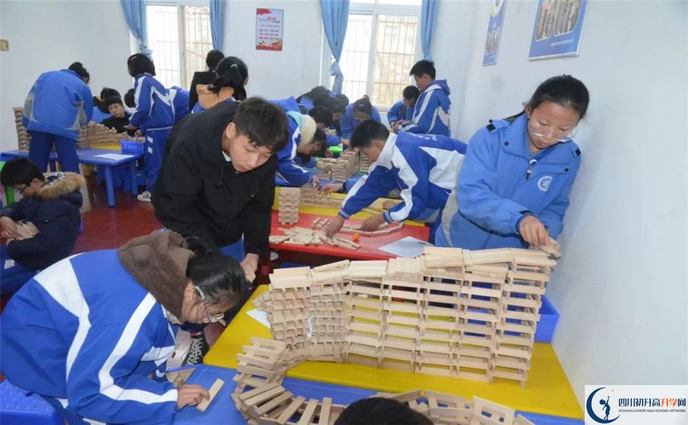 成都華西中學實驗班人數(shù)是多少？