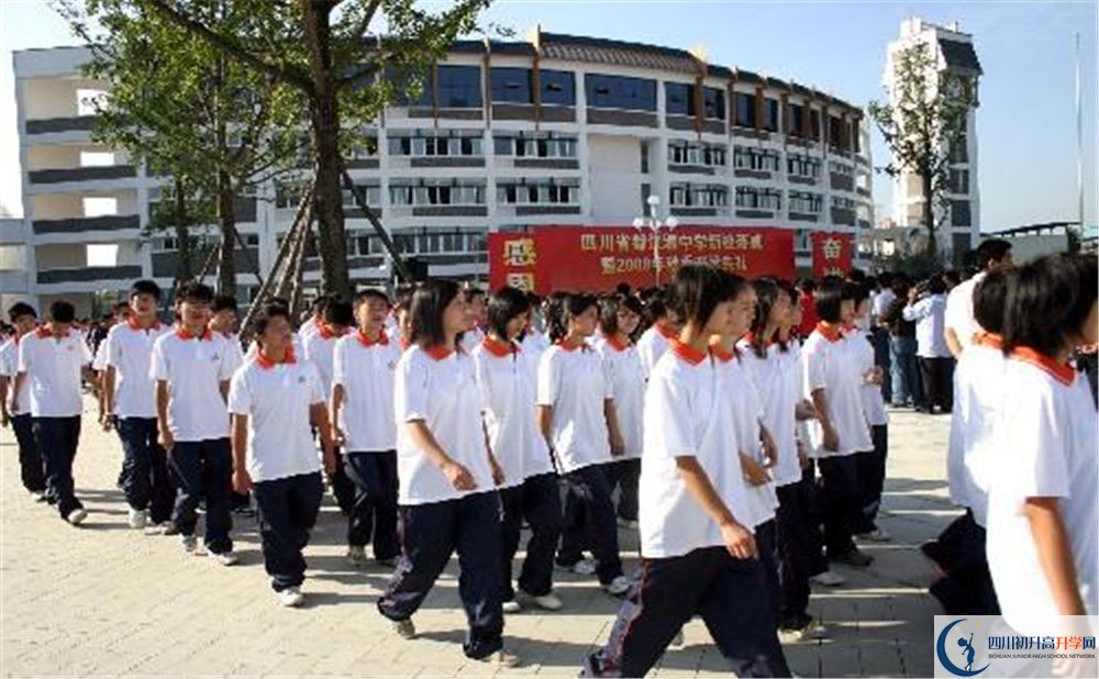 都江堰中學是私立收費嗎？