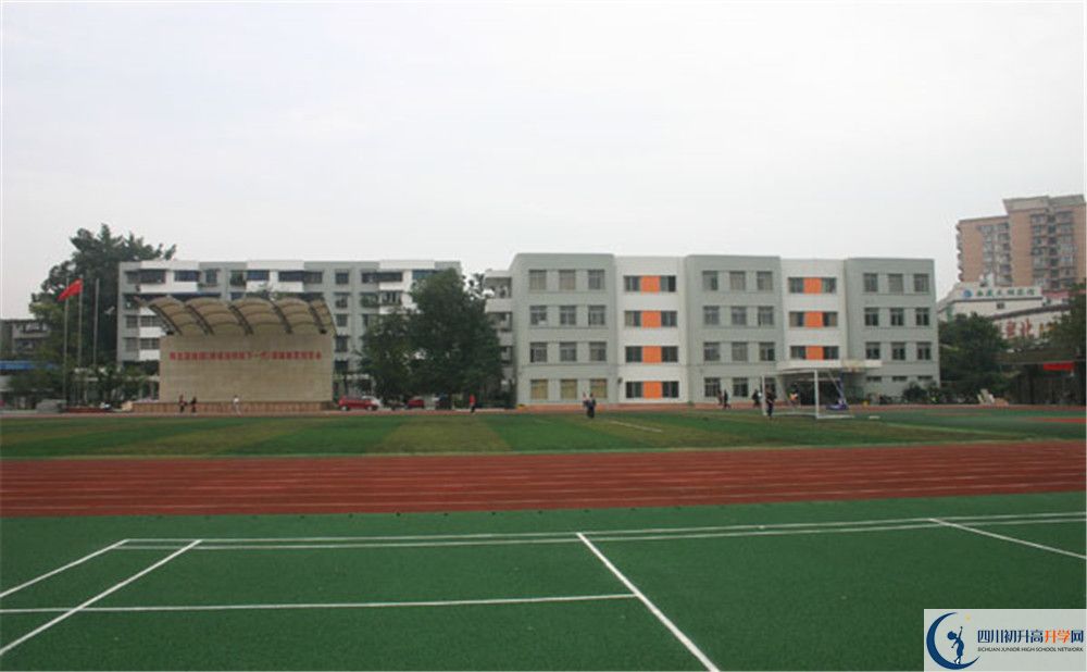 成都鐵路中學(xué)實(shí)驗(yàn)班學(xué)費(fèi)貴嗎？