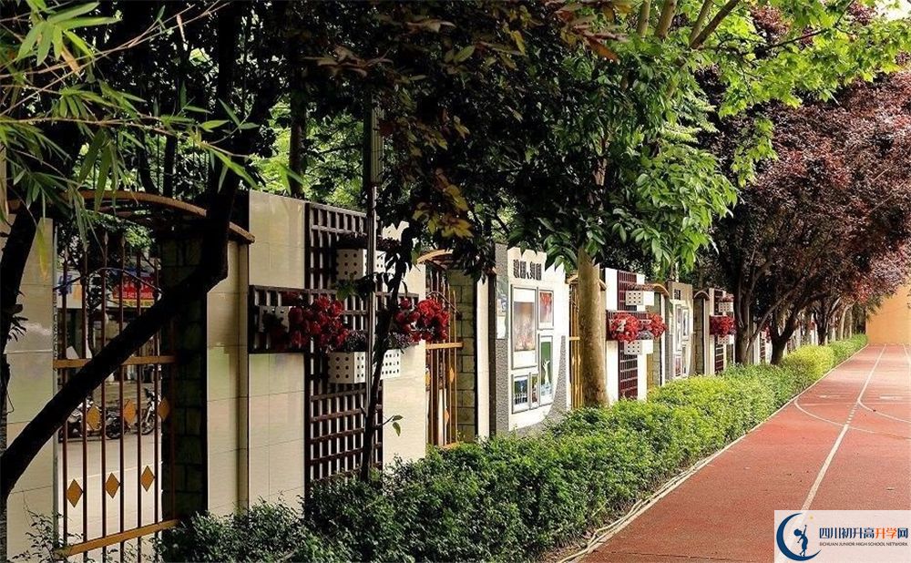 成都大學(xué)附屬中學(xué)實(shí)驗(yàn)班學(xué)費(fèi)貴嗎？