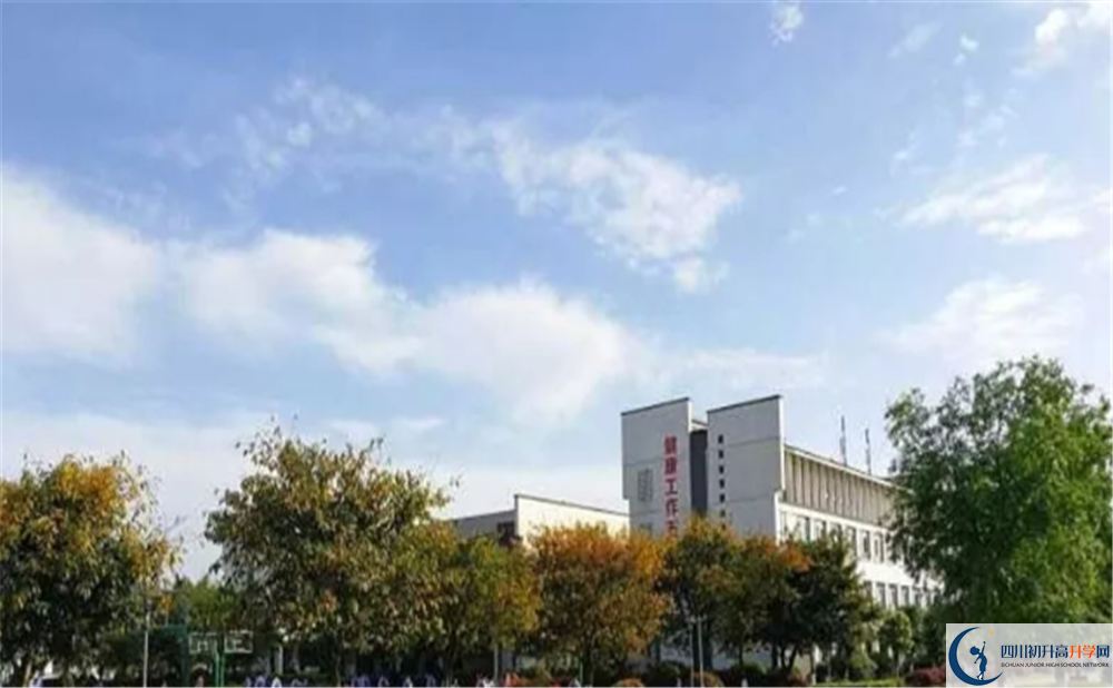 石室白馬中學(xué)實(shí)驗(yàn)班學(xué)費(fèi)貴嗎？