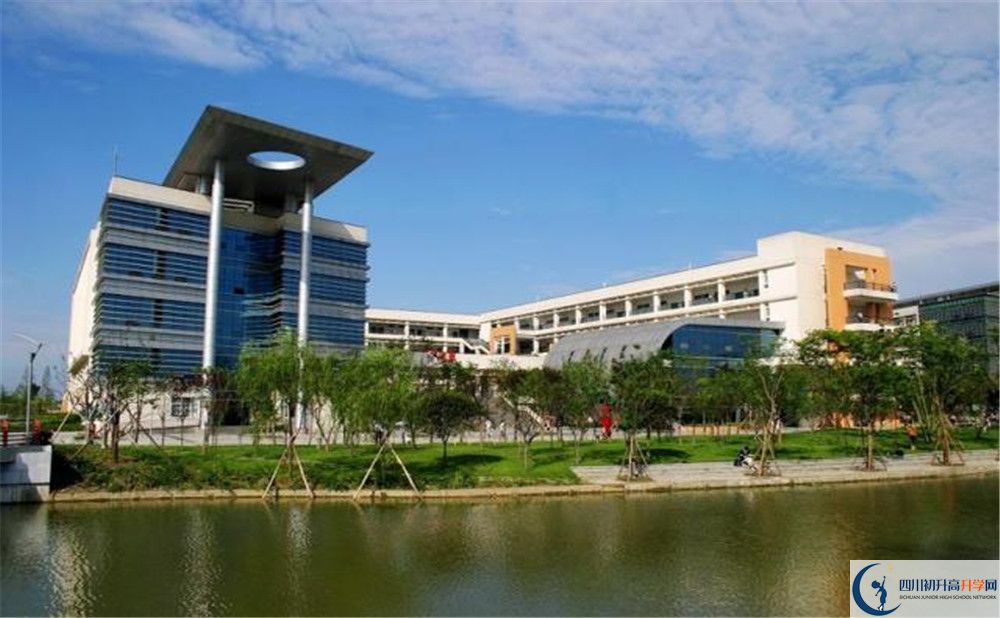 西南交通大學(xué)附屬中學(xué)在校學(xué)生總?cè)藬?shù)是多少？