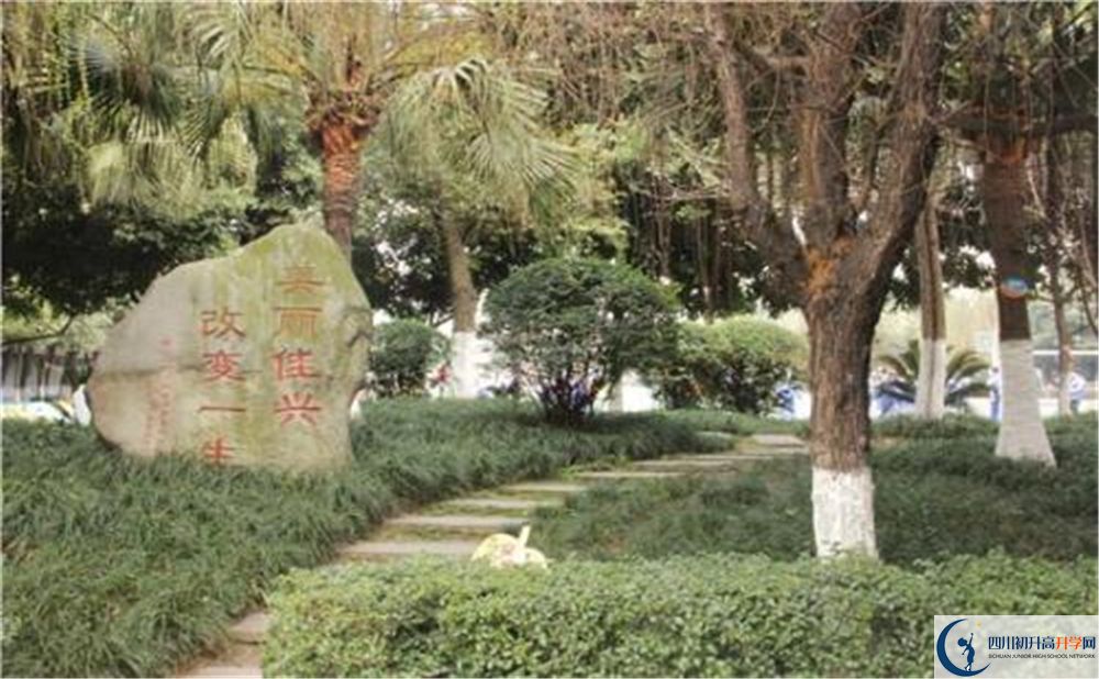 成都石室佳興外國語學(xué)校在校學(xué)生總?cè)藬?shù)是多少？