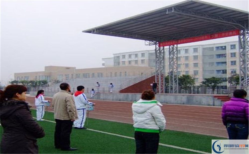 電子科技大學(xué)實驗中學(xué)在校學(xué)生總?cè)藬?shù)是多少？