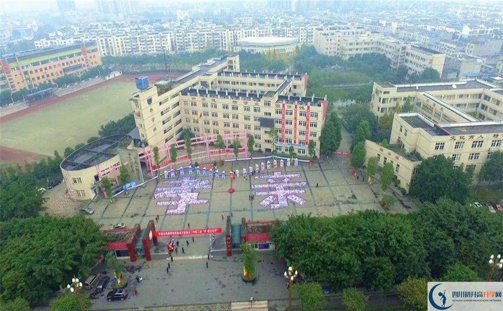 溫江二中在校學生總?cè)藬?shù)是多少？