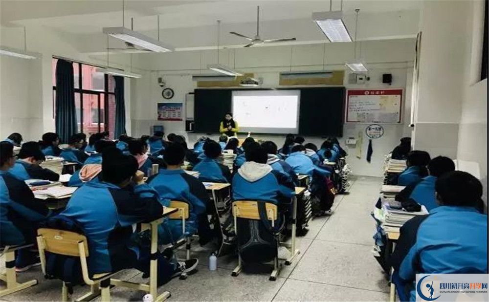 新都一中在校學(xué)生總?cè)藬?shù)是多少？