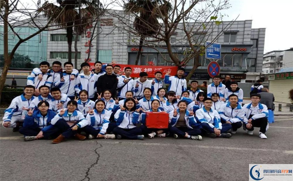 彭州中學在校學生總人數(shù)是多少？