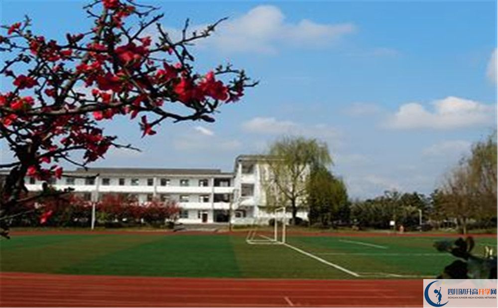 郫縣三中在校學(xué)生總?cè)藬?shù)是多少？