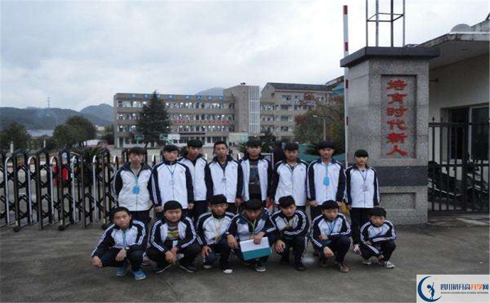 安仁中學在校學生總人數(shù)是多少？