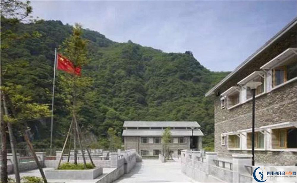 臥龍?zhí)貐^(qū)中學(xué)今年的錄取條件是否有變化？